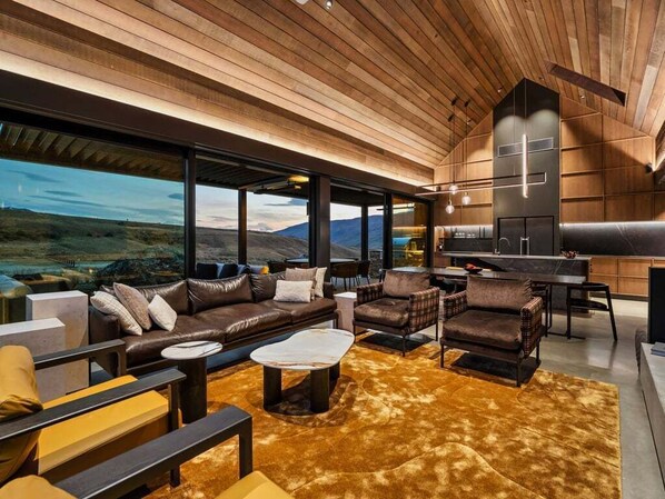 Smart TV y chimenea 