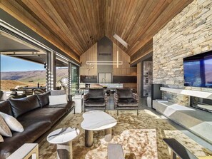 Fireplace - Tuhura Retreat - Luxury Alpine Accommodation (Cardrona)