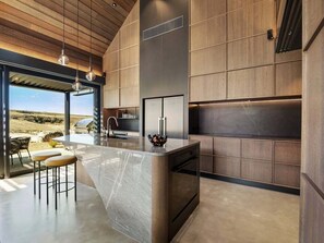 Fridge, microwave, oven, coffee/tea maker - Tuhura Retreat - Luxury Alpine Accommodation (Cardrona)
