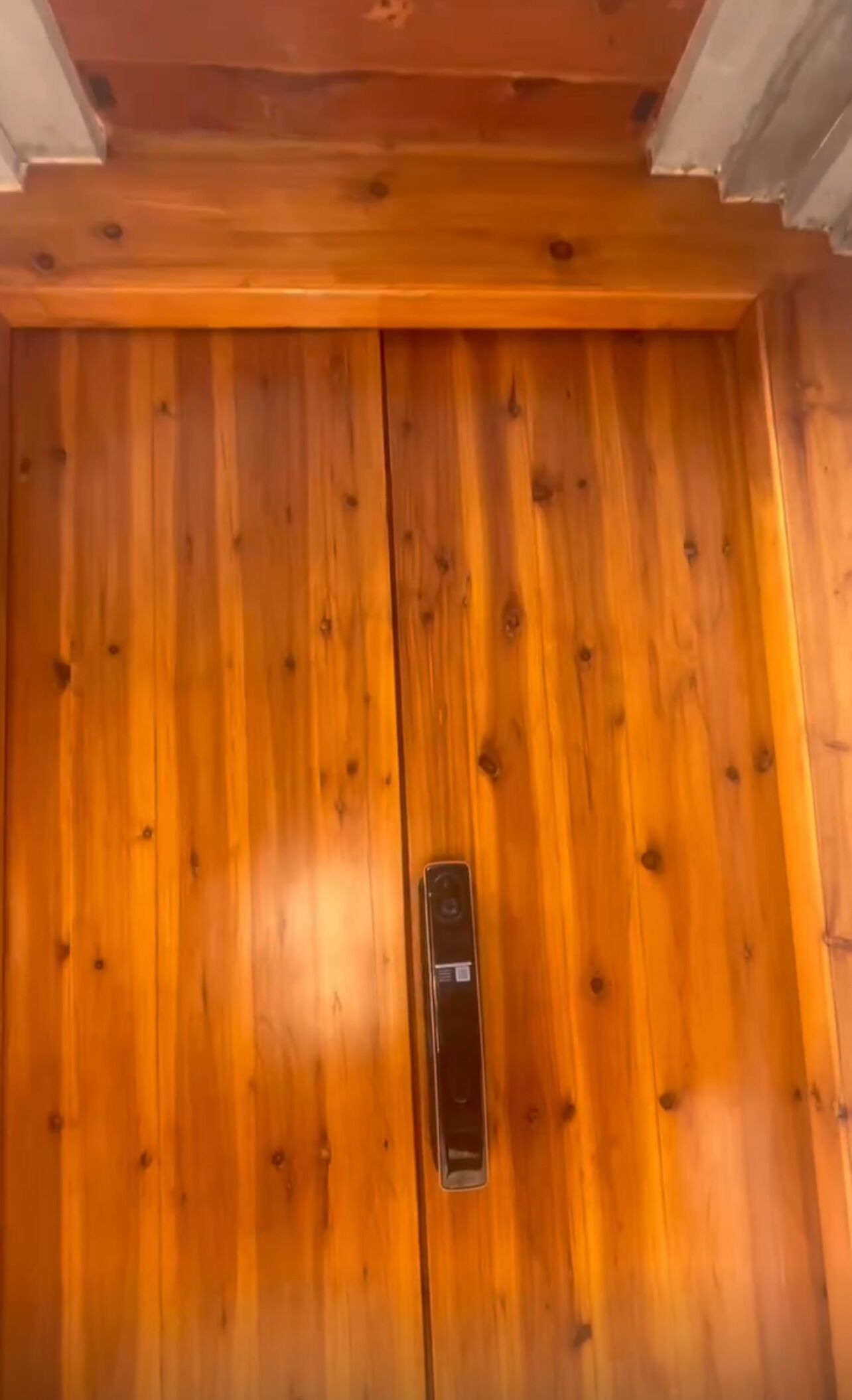 Una puerta de madera con un ojo de cerradura y una manija.