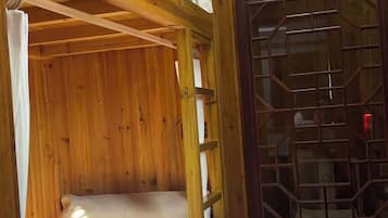 Skrivbord, arbetsyta för laptop och gratis wi-fi