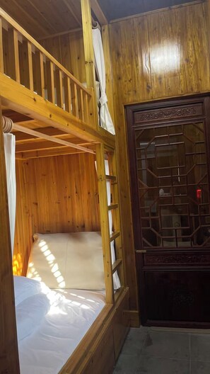 Desk, laptop workspace, free WiFi - Huai Garden (Yangzhou)