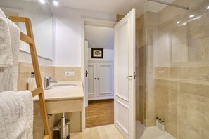 Shower, hair dryer, towels - Plaza del Museo (Sevilla)