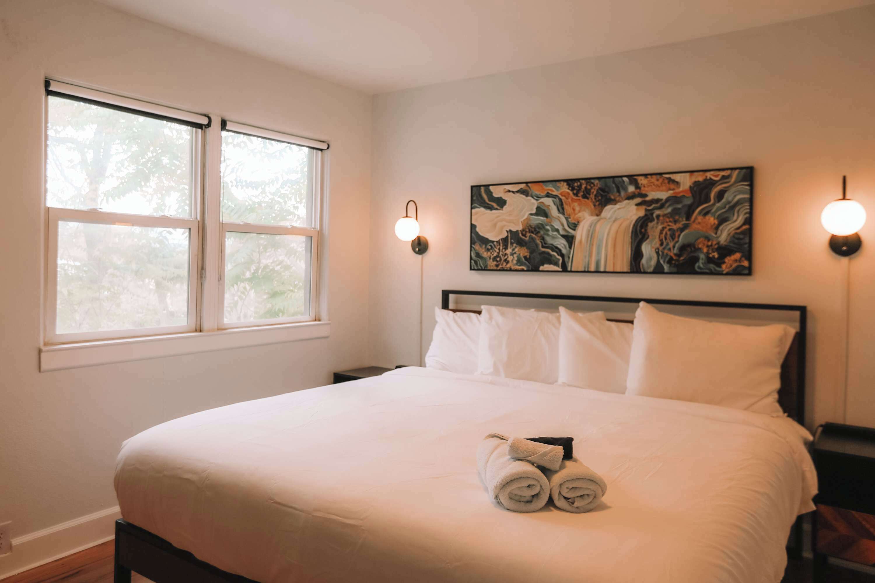 Desk, iron/ironing board, WiFi, bed sheets