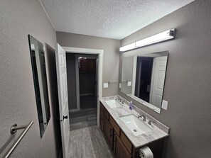 Dusch, hårtork, handdukar och tvål