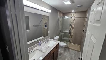 Doccia, asciugacapelli, asciugamani, sapone