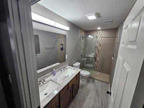 Bruser, hårtørrer, håndklæder, Sæbe