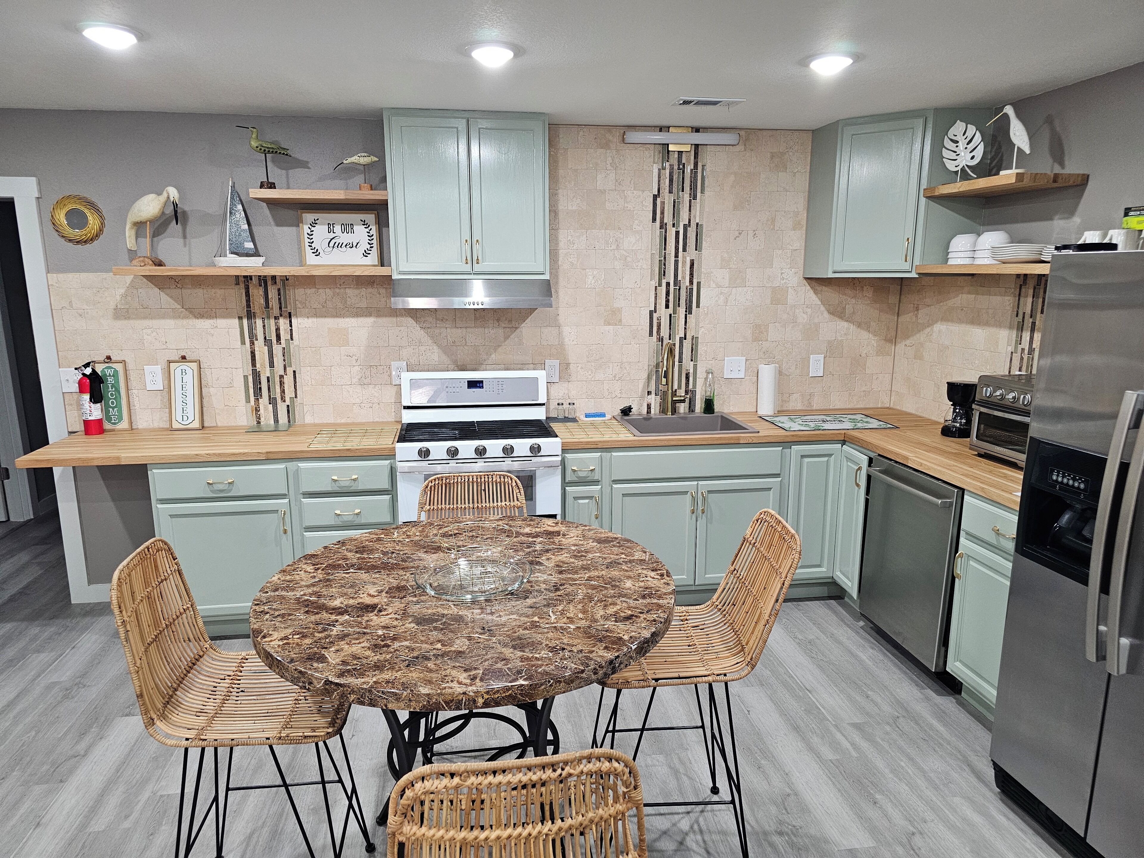 Kylskåp, mikrovågsugn, ugn och spishäll