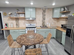 Kylskåp, mikrovågsugn, ugn och spishäll