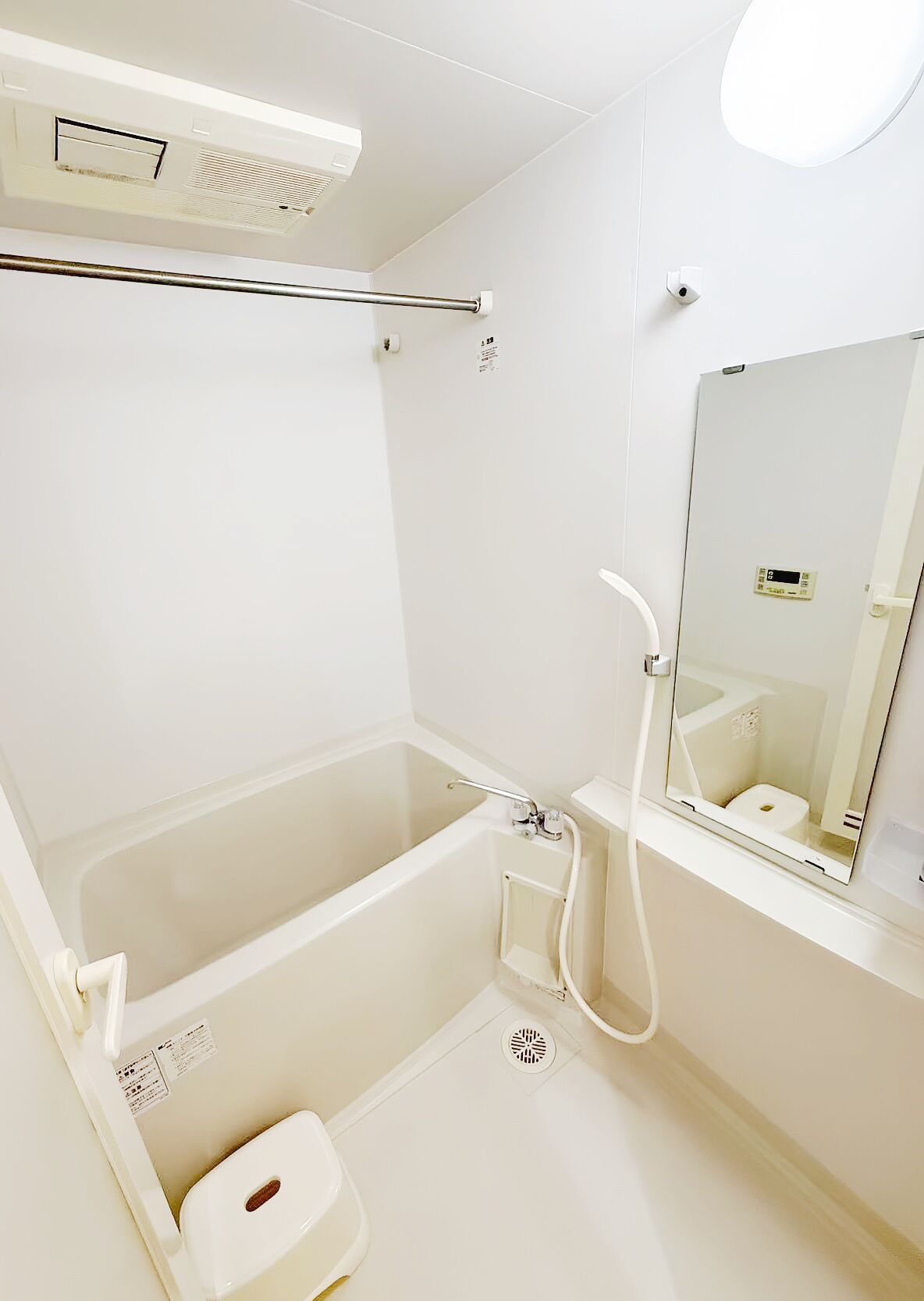 Ein Badezimmer mit einer Badewanne, einer Toilette, einer Dusche und einem Spiegel.