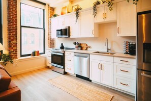 Køleskab, mikrobølgeovn, ovn, kogeplade