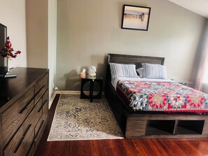 Iron/ironing board, WiFi, bed sheets - Charming 3-bedroom house with AC in Indianapolis (Indianapolis)