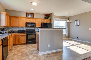 Private kitchen - Charming 3-bedroom house with AC in Indianapolis (Indianapolis)