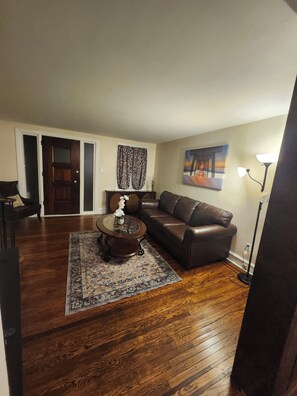 Living area - Charming 3-bedroom townhome with AC in Lansdowne (Lansdowne)