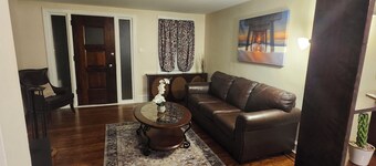 Charming 3-bedroom townhome with AC in Lansdowne