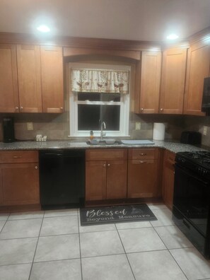 Private kitchen - Charming 3-bedroom townhome with AC in Lansdowne (Lansdowne)