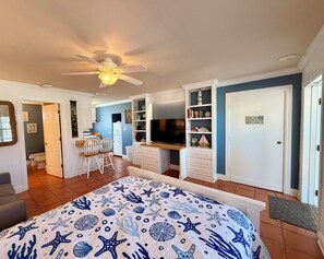 Tabla de planchar con plancha, wifi y ropa de cama