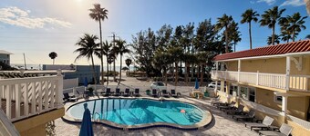 Fabulous 1-bedroom condo with AC in Bradenton Beach