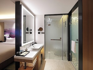 Shower, free toiletries, hair dryer, towels - Hampton by Hilton Changsha South Station ICEC (Changsha)