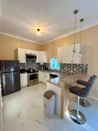 Fridge, microwave, oven, stovetop. Enjoyable 1-bedroom apartment with AC in welcoming Nassau