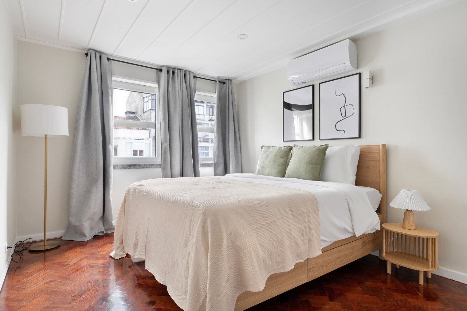 Tabla de planchar con plancha, wifi, ropa de cama