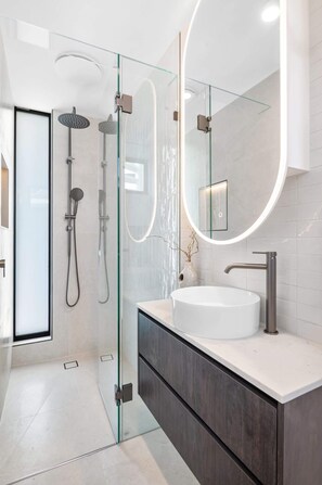 Shower, towels - Stylish 3-Bed Home Near South Melbourne Market (South Melbourne)