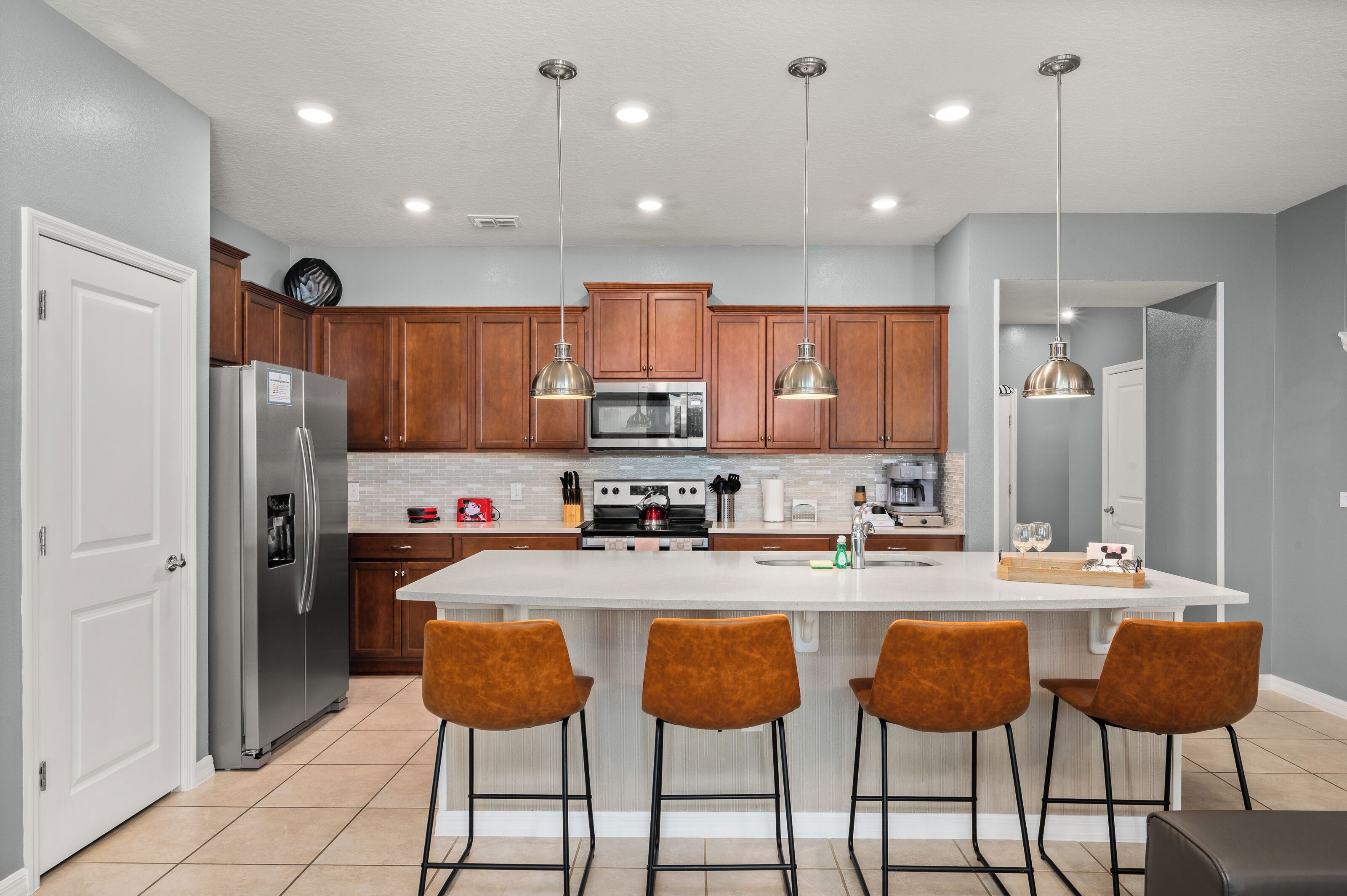 Réfrigérateur, four à micro-ondes, un four, surface de cuisson