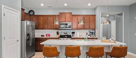 Réfrigérateur, four à micro-ondes, un four, surface de cuisson