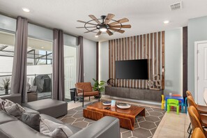 Smart TV, table football - Family-Friendly Resort Getaway, Minutes to Disney (Davenport)