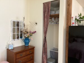 Interior - Cozy 1-bedroom studio barn cottage in tranquil Winters (Winters)