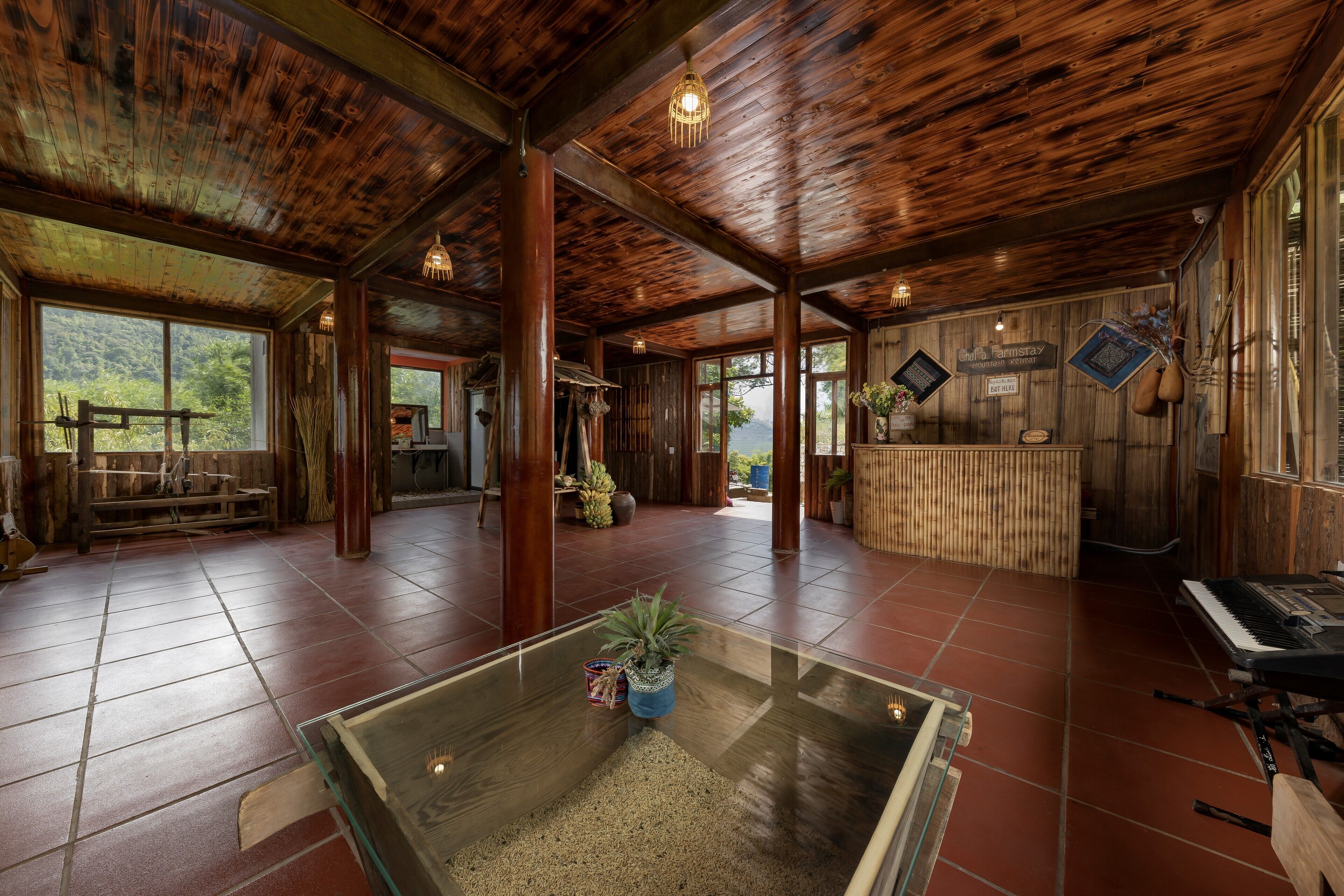 办公桌、免费 WiFi