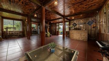 書桌、免費 Wi-Fi