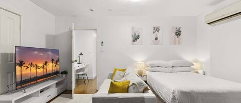 Tabla de planchar con plancha, wifi, ropa de cama