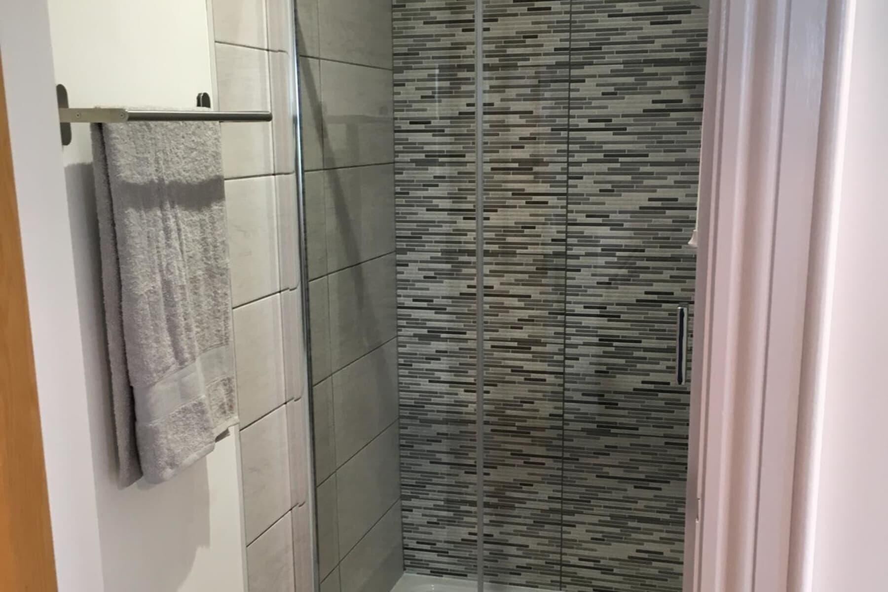 Regadera, secadora de cabello, toallas 