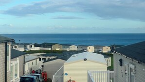 Une rangée de maisons mobiles avec vue sur l’océan.