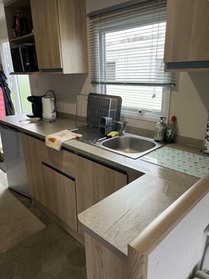 Cookware/dishes/utensils - Lakeland Leisure Park - Holiday Accommodation 20996 (Grange-over-Sands)