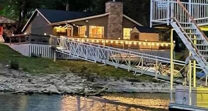 Waterfront 3-bedroom house with dock on Monkey Island