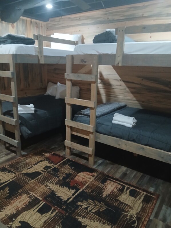 A room with bunk beds, a ladder, and a patterned rug. - Beautiful Cabin Perfect For Your Family Gathering in the North GA Mountains (Mineral Bluff)
