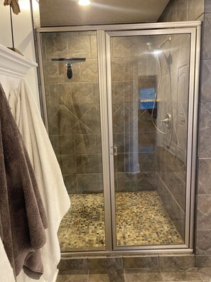 Jetted bath, hair dryer, towels, soap - Large Home with Entertainment Options Galore (Elizabethtown)