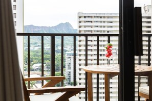 Outdoor dining - 21Fl Near Waikiki Beach w/ Mountain Views, Parking (Honolulu)