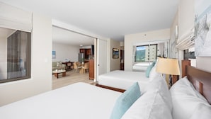 Ein Hotelzimmer mit zwei Betten, einem Essbereich und Blick ins Freie.