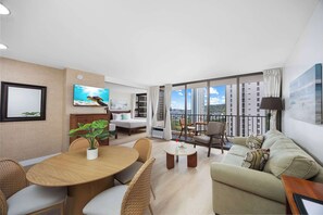 Smart TV - 21Fl Near Waikiki Beach w/ Mountain Views, Parking (Honolulu)
