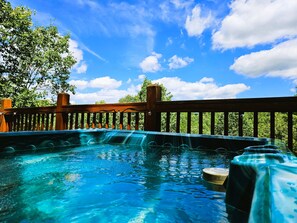 Outdoor spa tub - Scenic & Family Fun Cabin - Great Location, Hot Tub, Arcade, Pool Table & EV (Pigeon Forge)