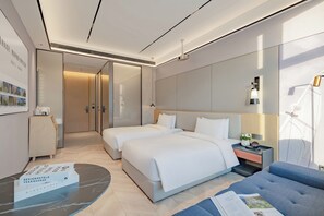 Superior-værelse med 2 enkeltsenge | Skrivebord, arbejdsområde til bærbare computere, mørklægningsgardiner