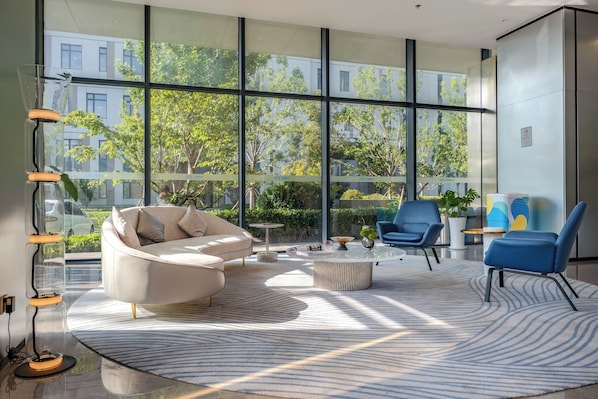 Lobby sitting area - Chenfeng Hotel (Qingdao)