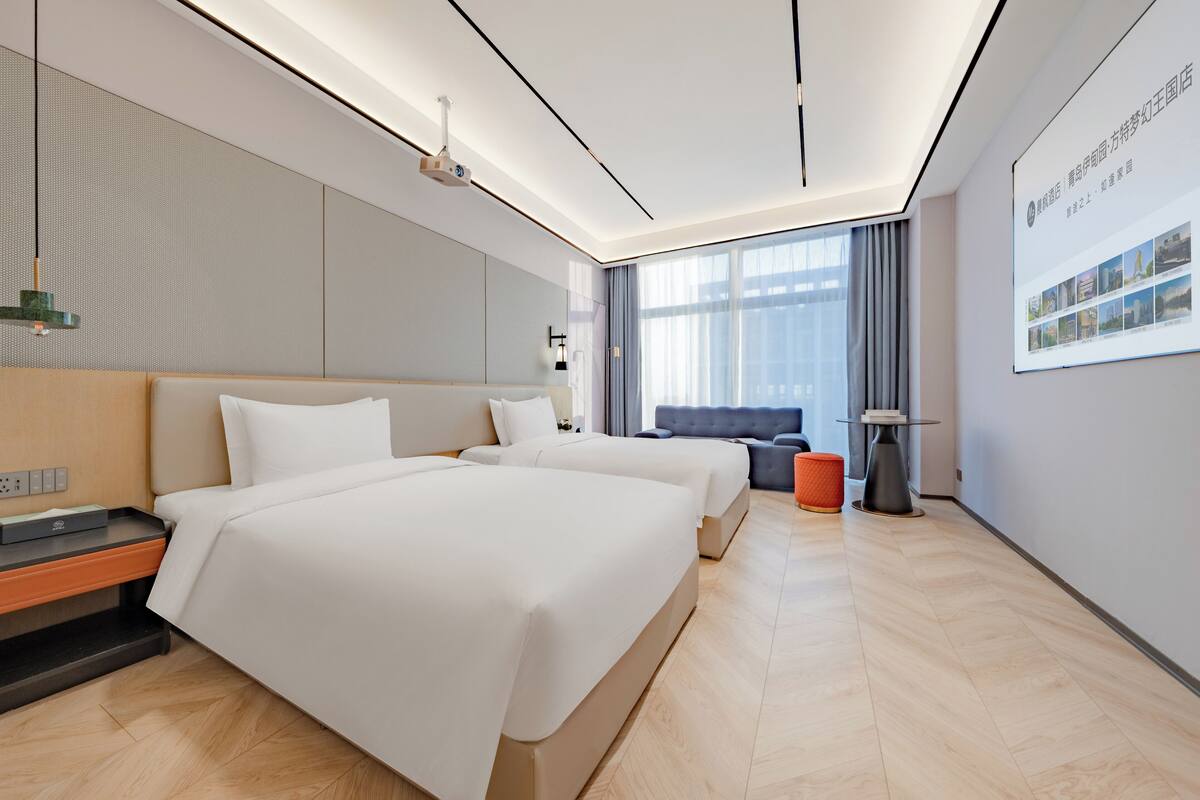 Habitación superior con 2 camas individuales | Escritorio, espacio para trabajar con laptop y cortinas blackout