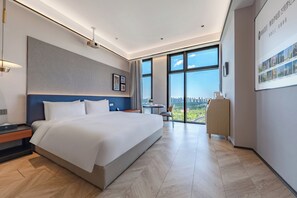 Desk, laptop workspace, blackout drapes, soundproofing - Chenfeng Hotel (Qingdao)