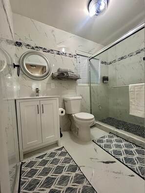 Dusche, Handtücher, Seife, Toilettenpapier