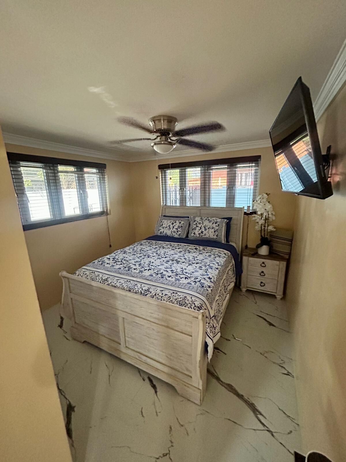 1 habitación, tabla de planchar con plancha, wifi gratis y ropa de cama 