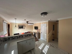 Interior - Enjoyable 1-bedroom apartment with AC in welcoming Nassau (Nassau)